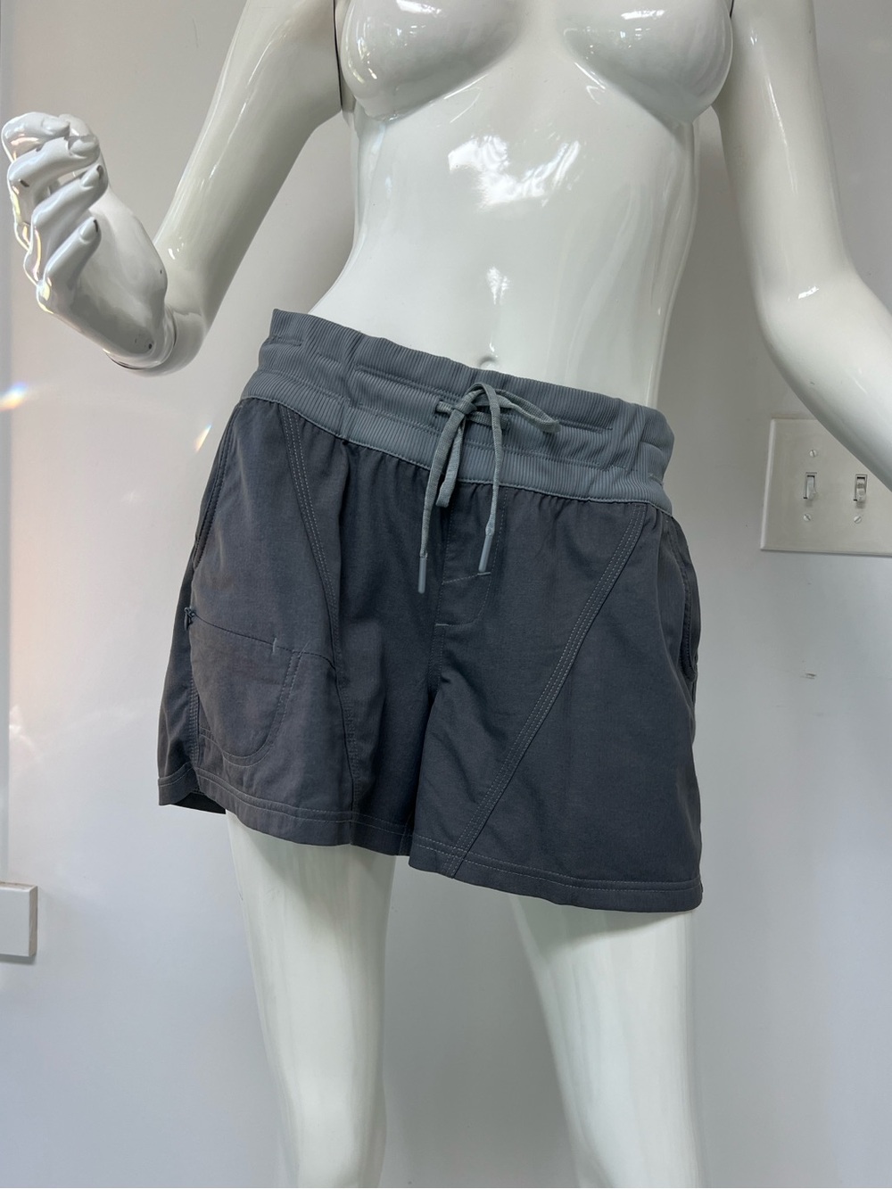 The North Face Womens Gray Drawstring Athletic Shorts  Bike core size medium